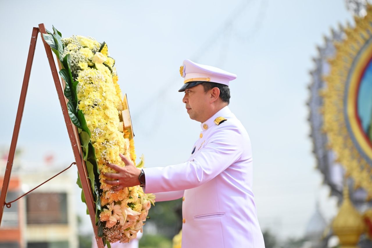 泰国民众身穿黄色衬衫参与布施 纪念2568年纳瓦明德国王日