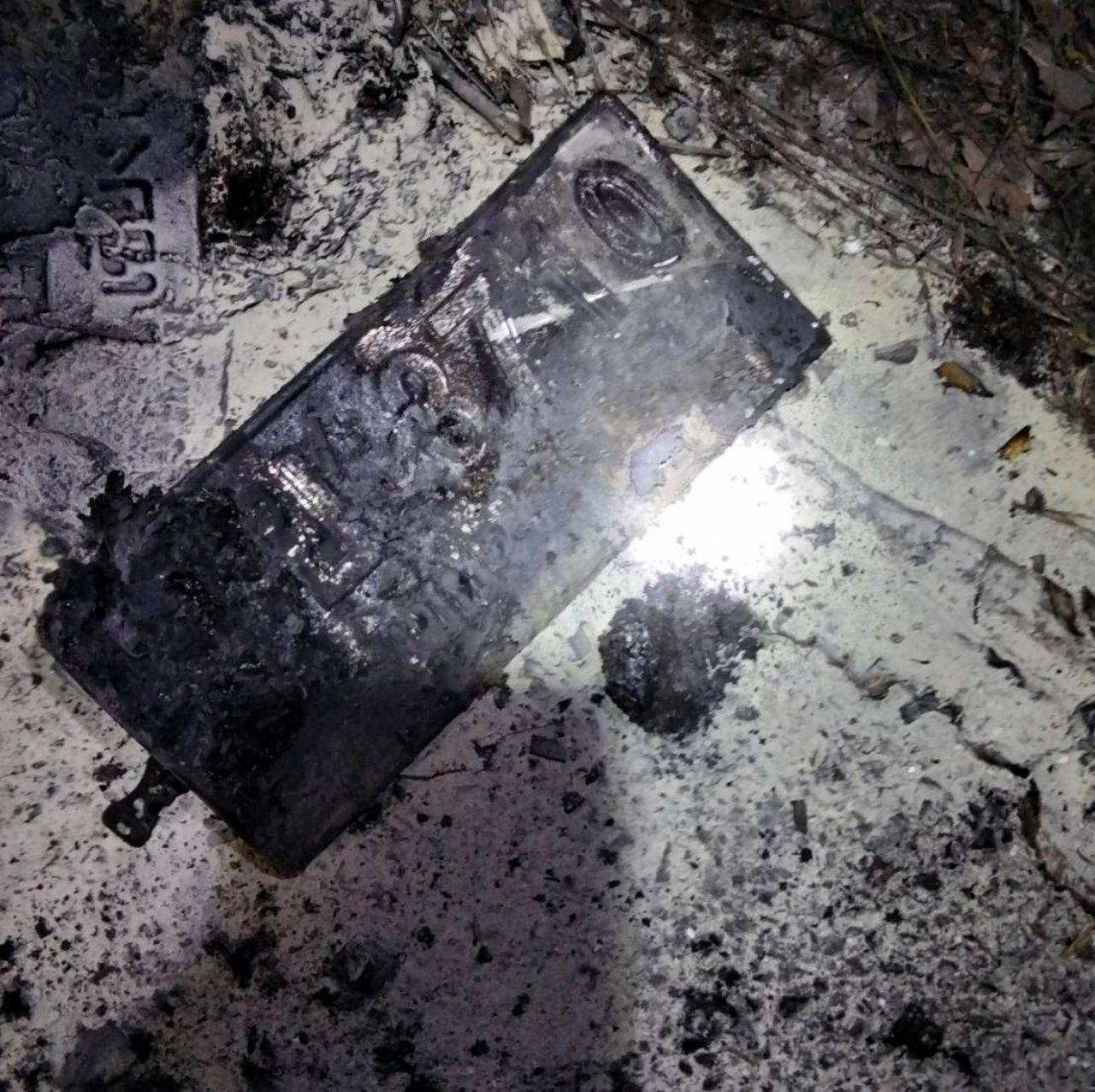 在清迈县彭海至麦冬路段发现起火的小轿车，车内发现神秘遗体，仅剩骨架