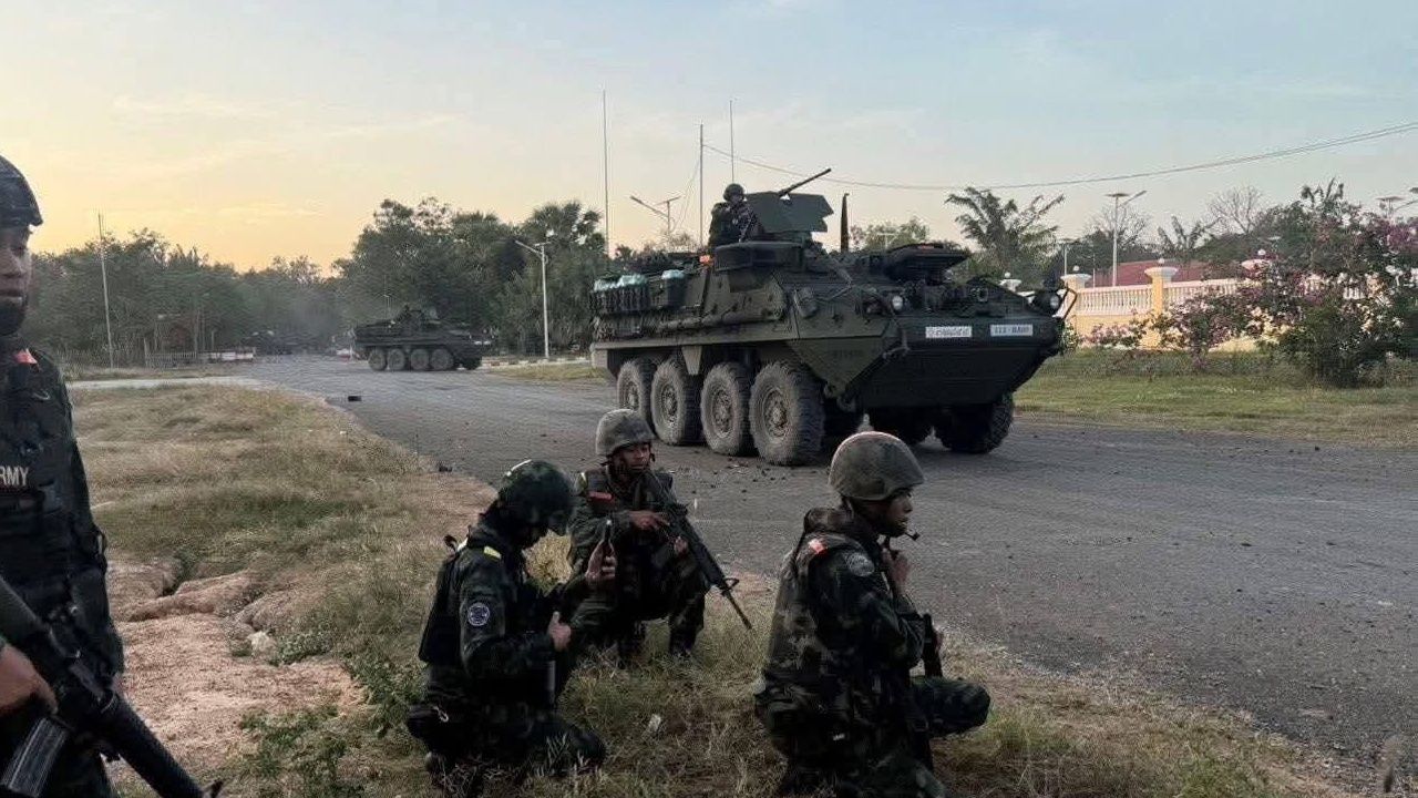 Stryker装甲车突袭收复“Bung Takwan关口”，高举泰国国旗并设立蛇腹形铁丝网