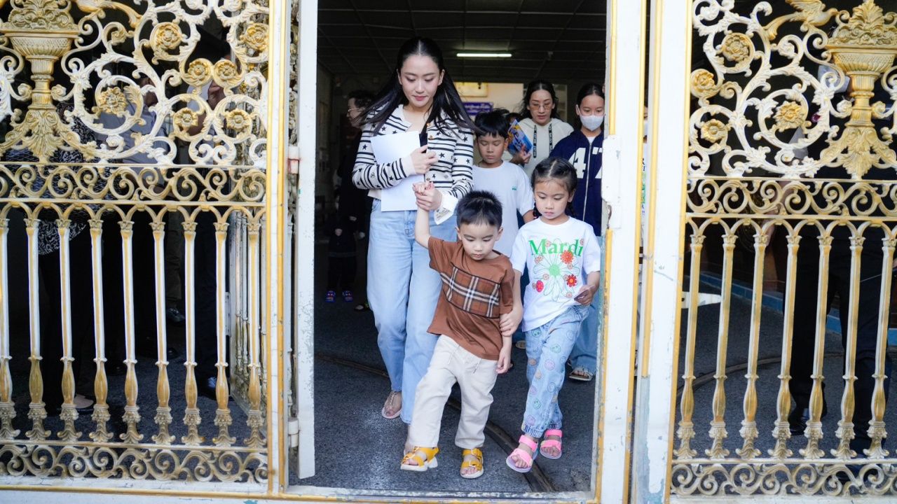 “Oak-Em-Ink” 带孩子探望“他信” 并一同庆祝孩子生日