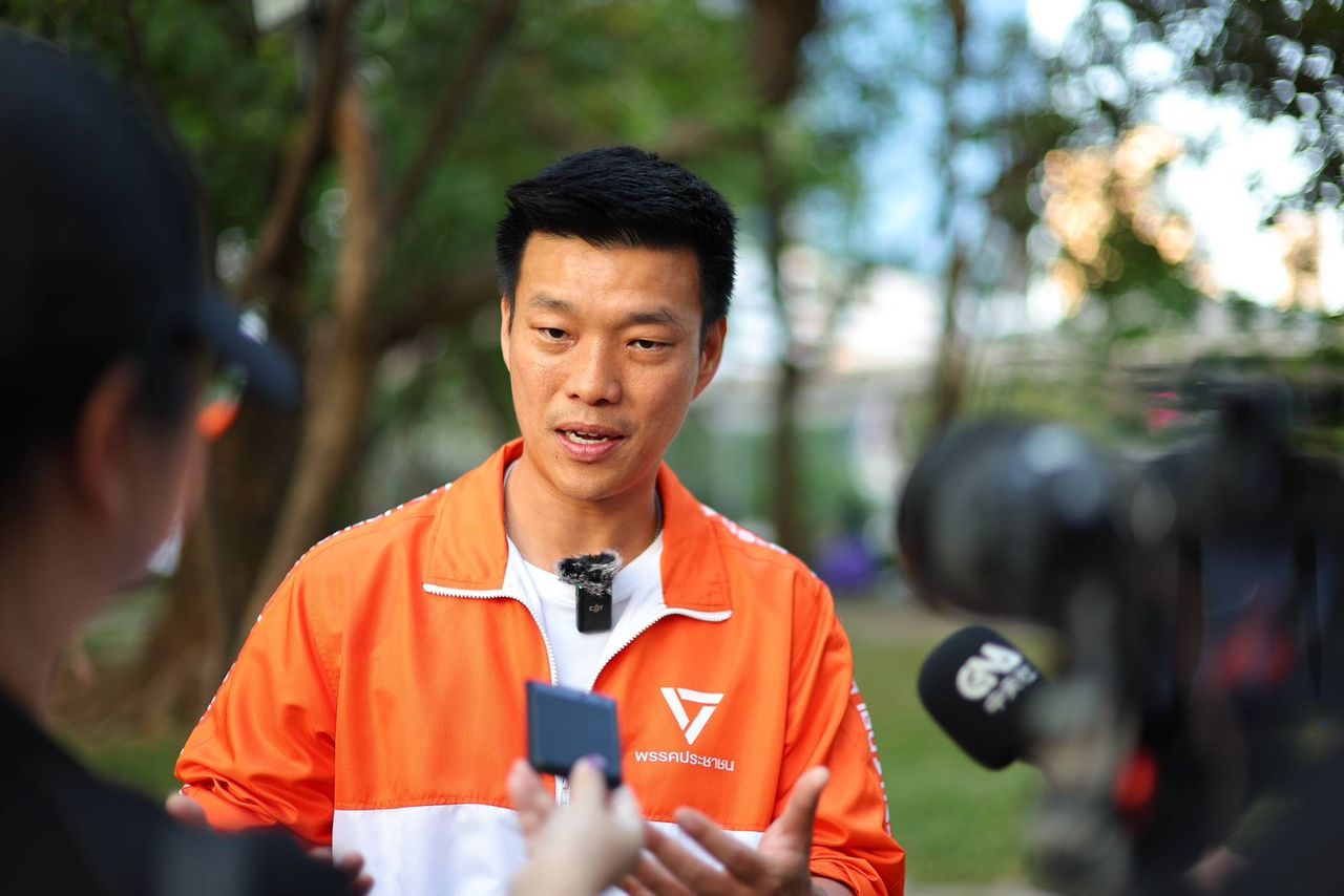 “纳塔彭” 在拉拍劳五岔路口拉票 民众呼吁其成为下一任总理