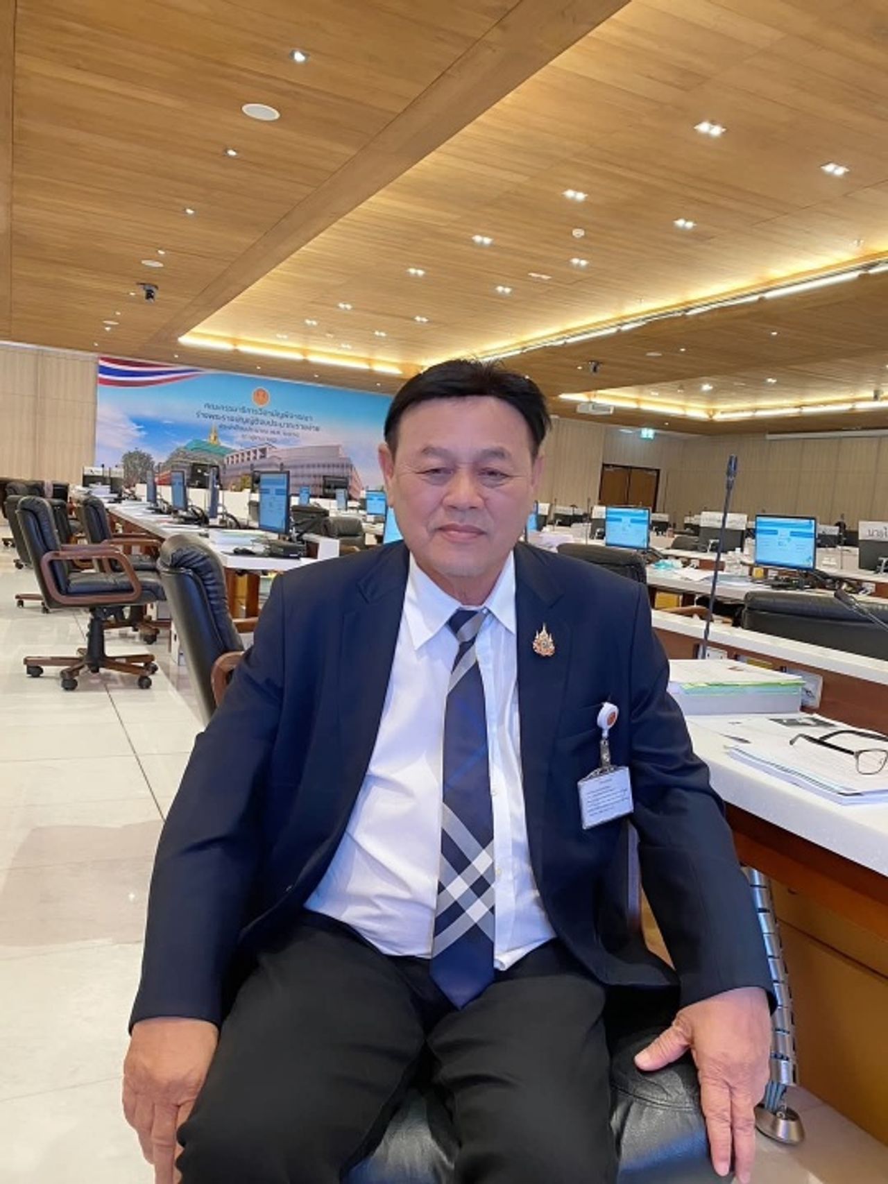 “塔纳功”否认计划换党，承认需调整“巩固泰国”以恢复“叔父时代”的温暖