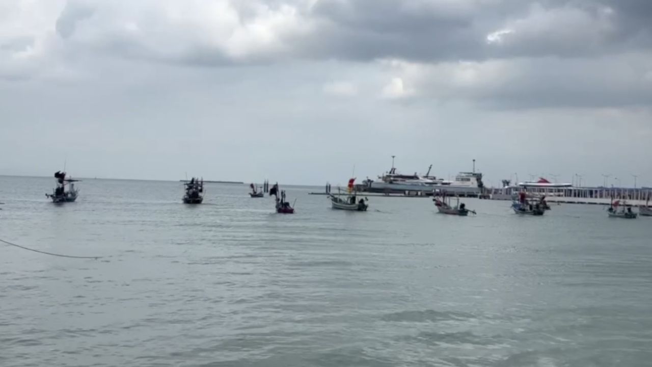 泰国湾海浪强劲 苏梅岛经营者插红旗警告游客禁止游泳