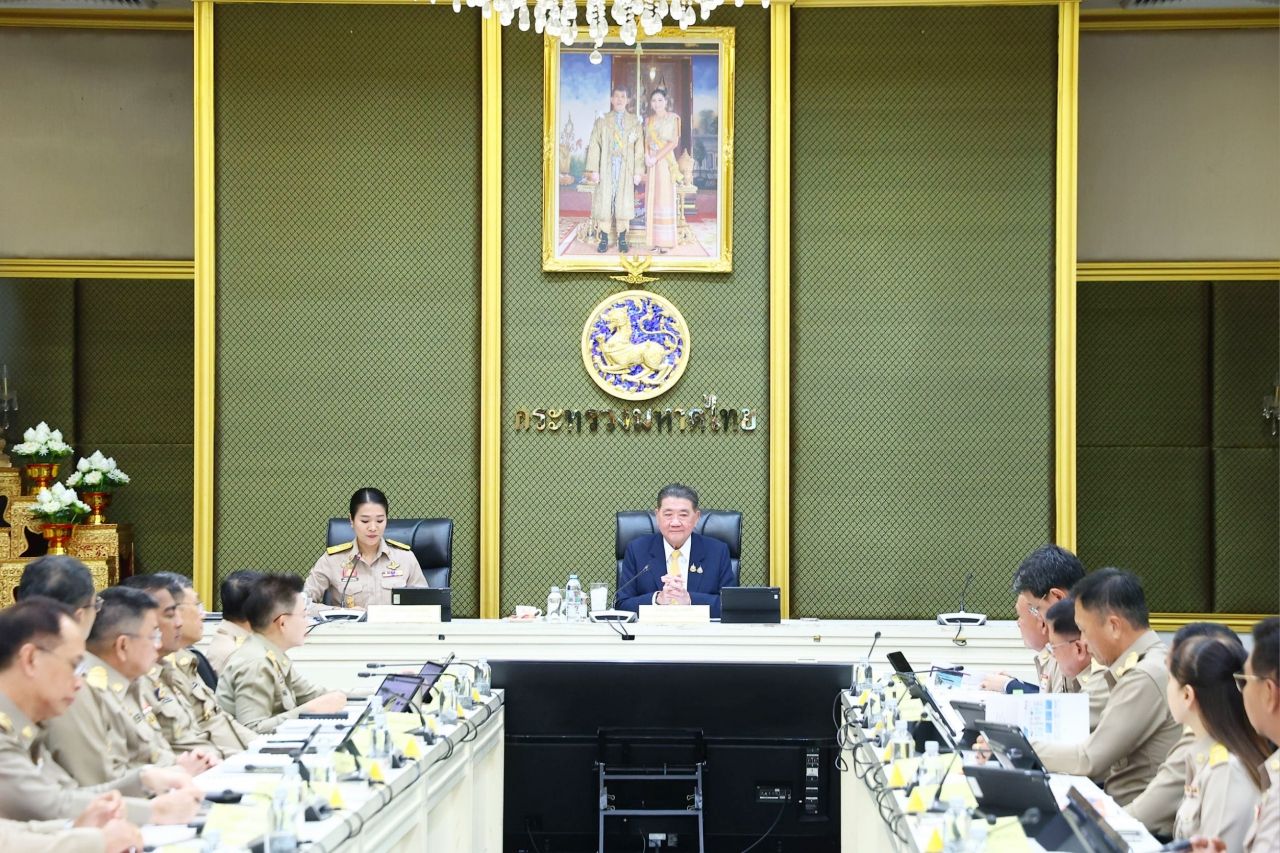 “普密他玛” 向内政人员传达政策，安努汀辞职后自称感觉如同内政部长