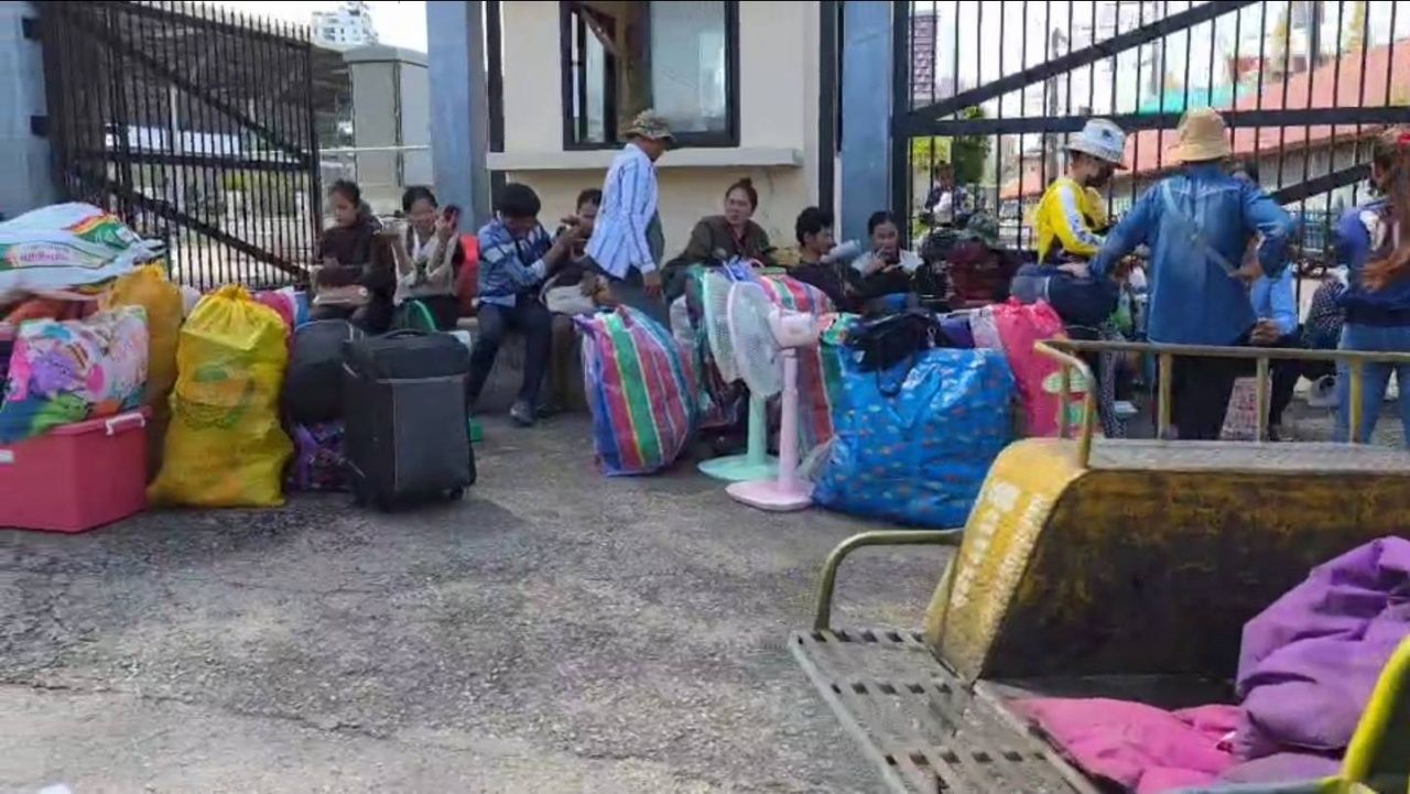 柬埔寨人携带行李在班光鲁边境等候，希望泰国允许返回