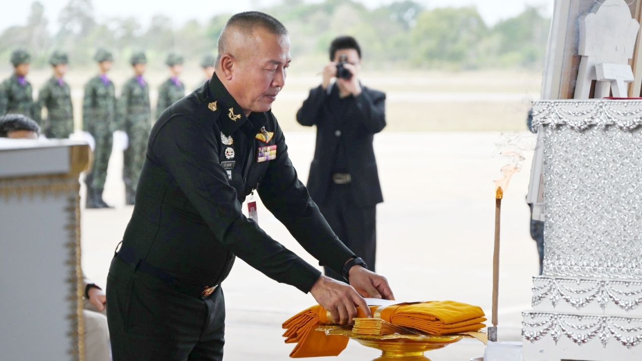 隆重举行仪式,送别两位勇敢的士兵遗体,保卫沙炎省边界返回故乡