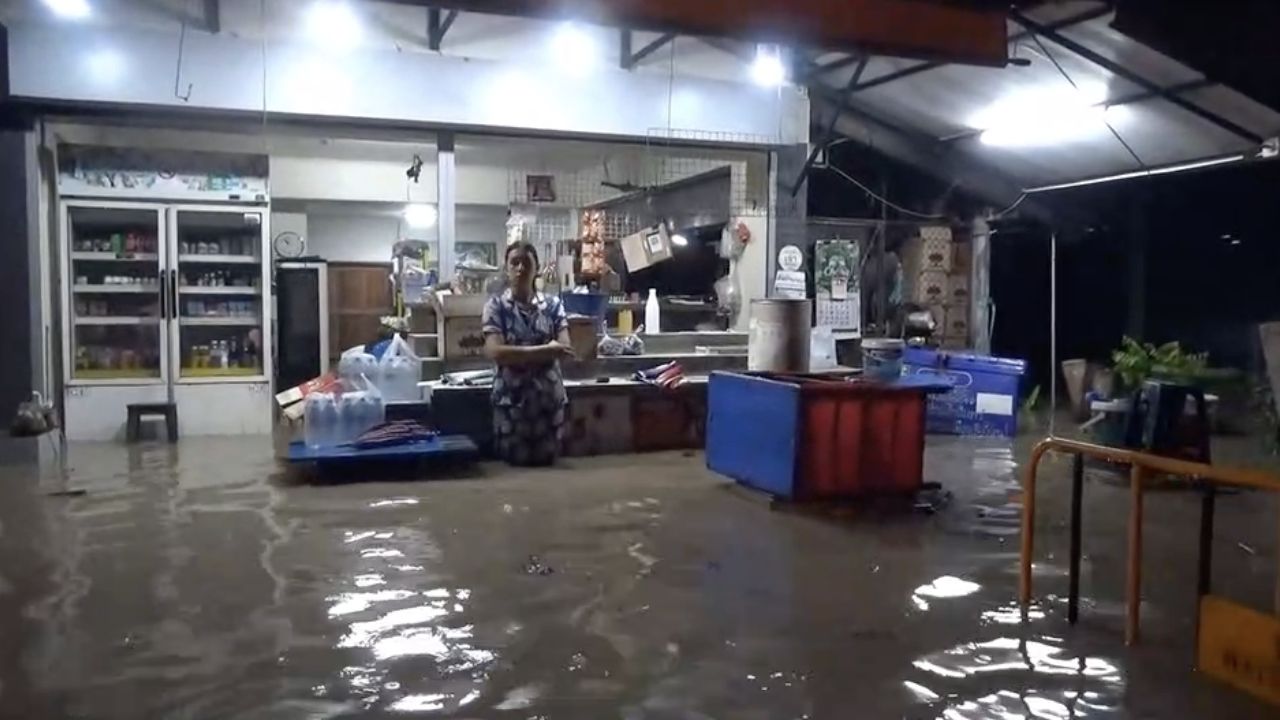 清迈遭遇超过两小时的暴雨，素帖山的山洪泛滥淹没了“昌谦社区”深夜