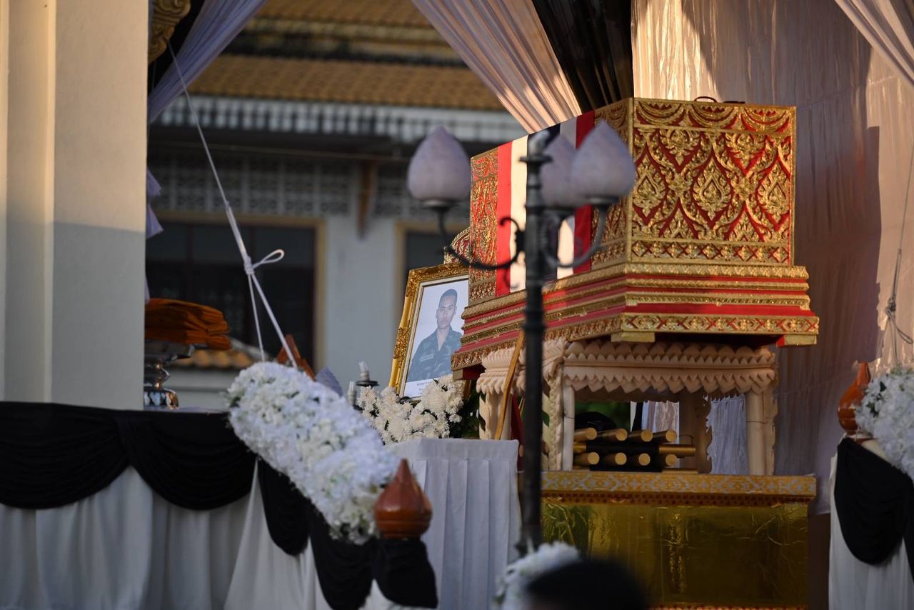 “阿努廷” 主持中士桑蓬勇士火化仪式