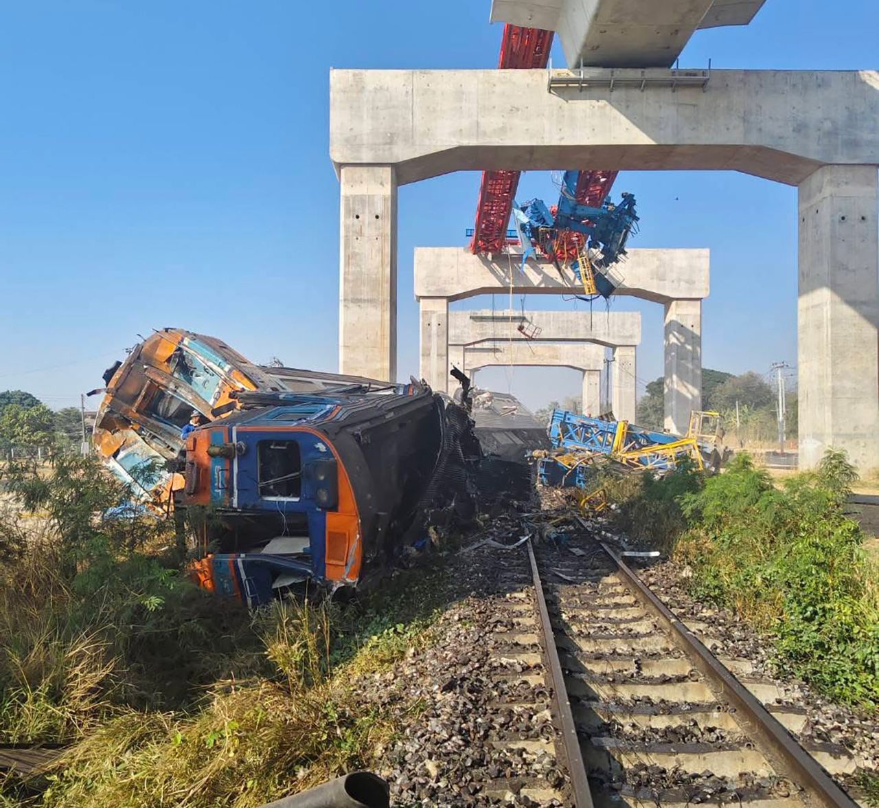 频发的事故：工程用吊车坍塌导致火车脱轨，安全标准的薄弱环节