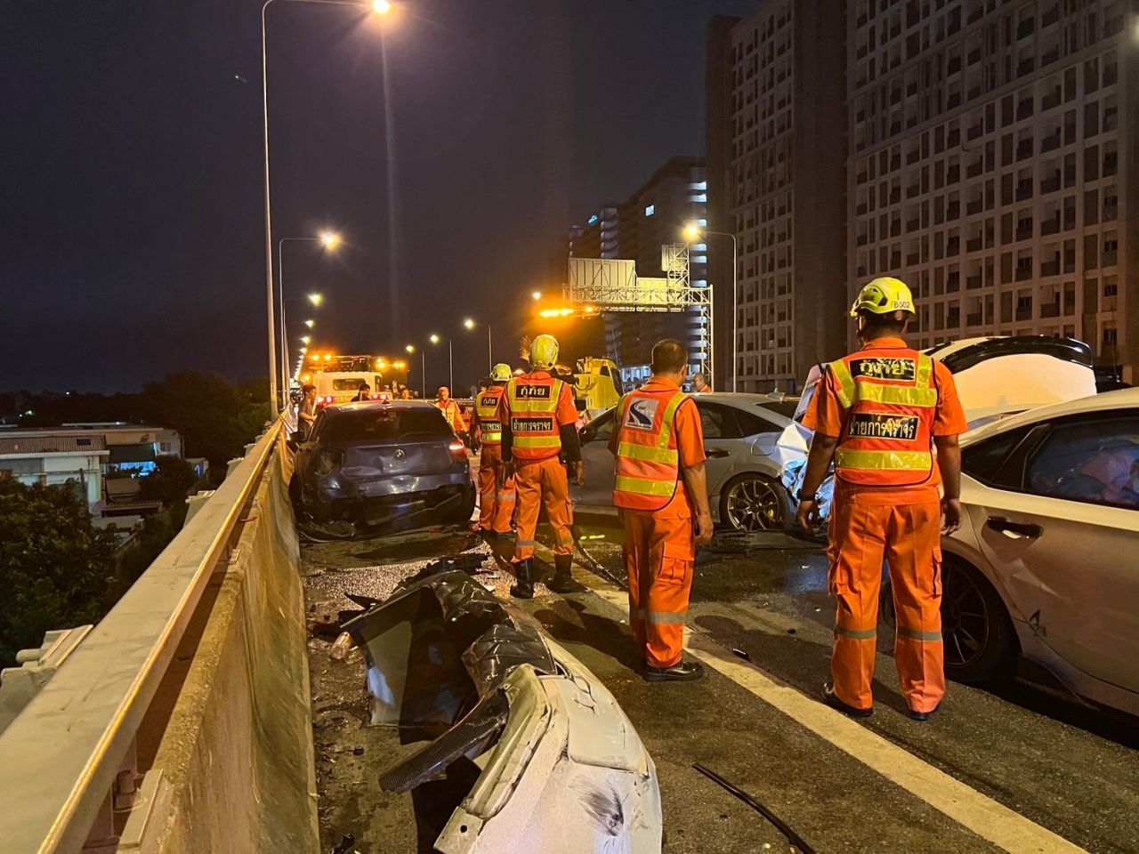 ปากเกร็ด警方快速寻找事实，在乌德朗高速公路上的车祸导致10辆车受损