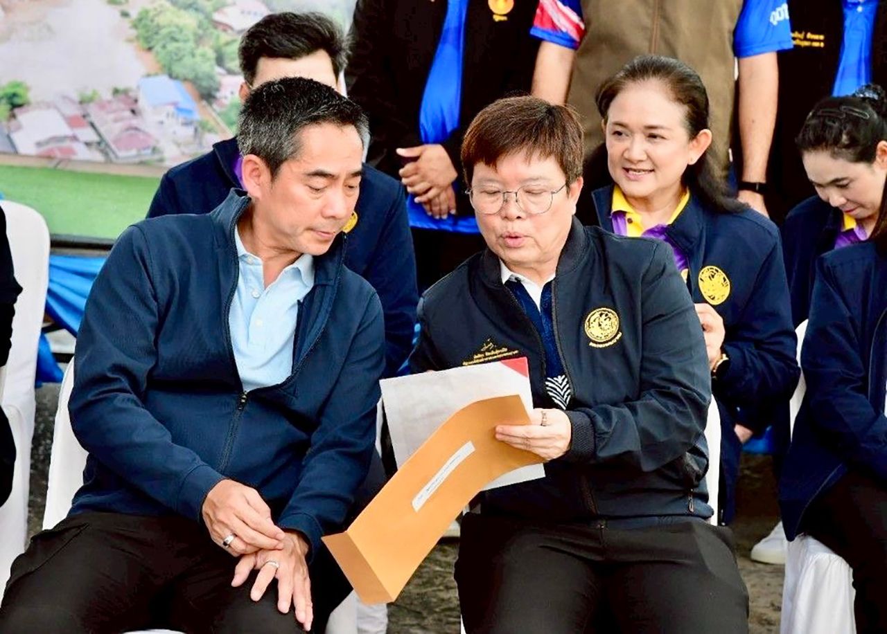 “玛莉卡”急视察大城府洪水灾民 要求交通部门尽快修复道路