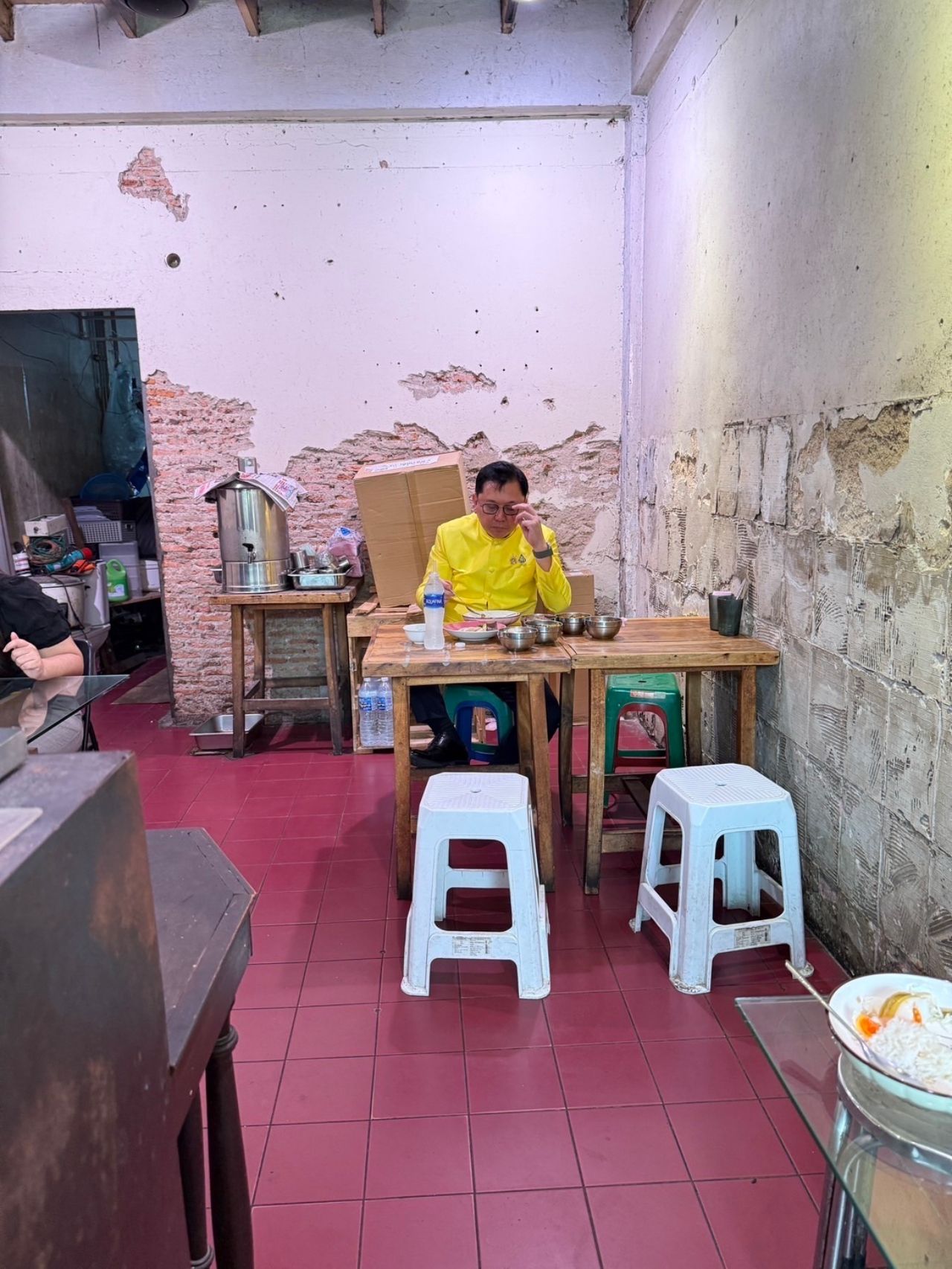 新任部长“贾图蓬·布鲁斯帕达”光顾路边便当店，同时询问价格