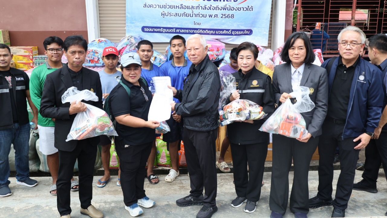 “波罗萨基” 访问宋卡，带来僧侣的衣物和捐赠的必需品帮助僧侣