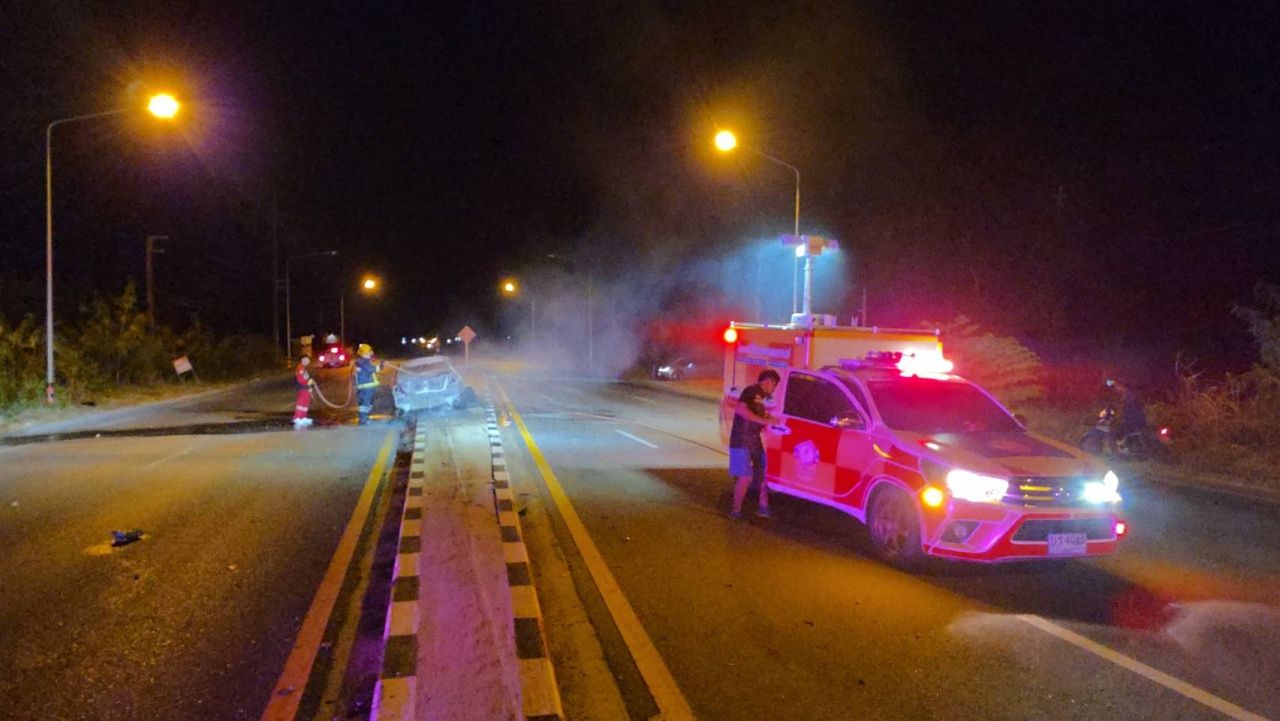 3人惊险逃生 轿车失控撞上道路中间隔离带起火