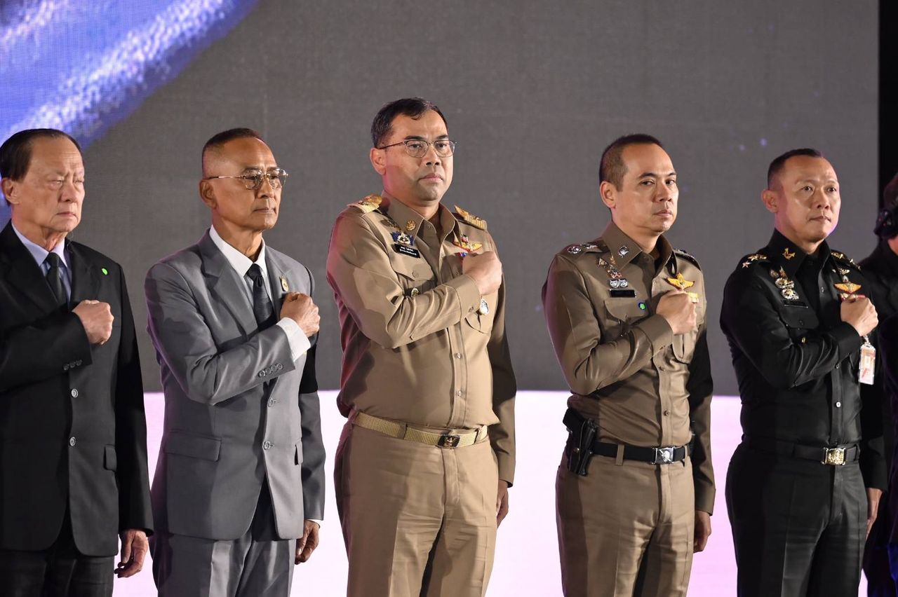 总理宣布政府立场,坚决打击各种形式的腐败,不姑息危害国家的人