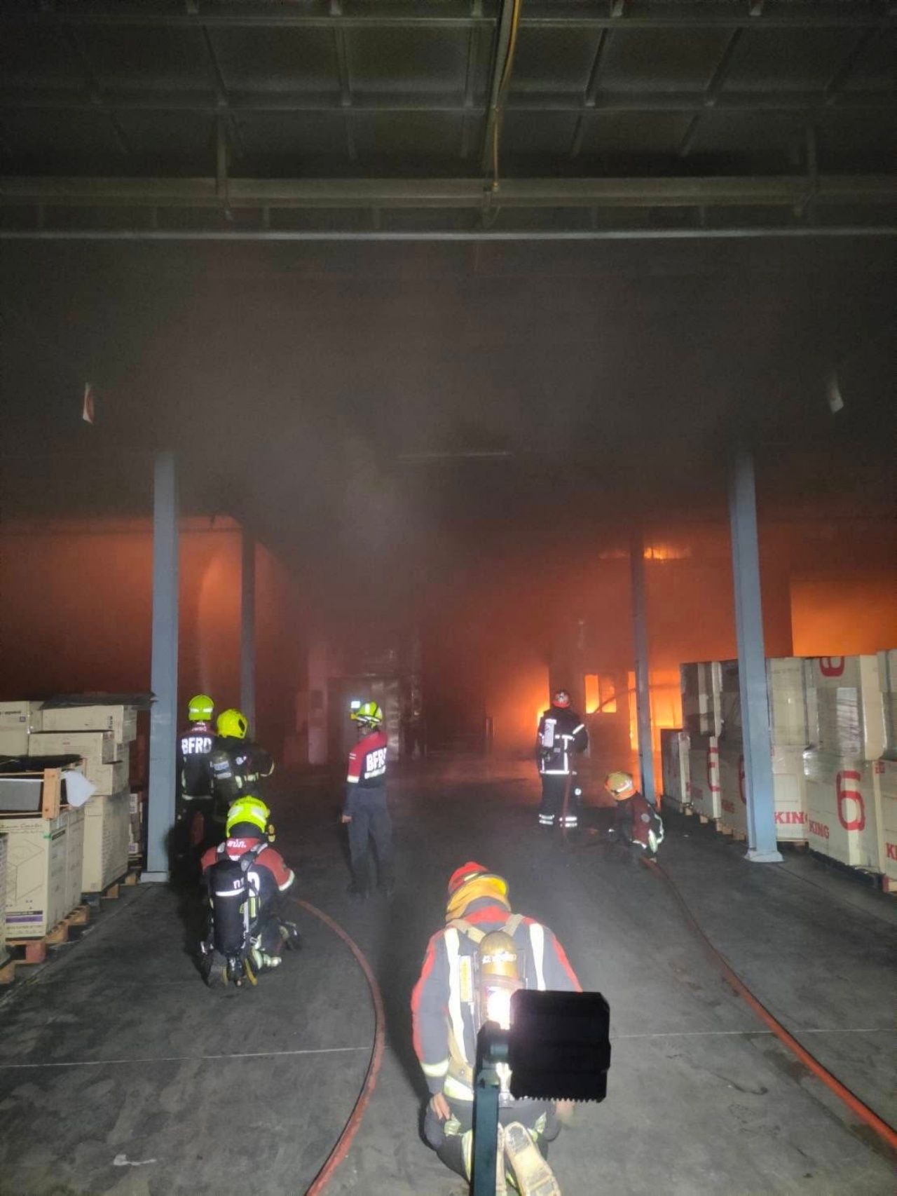 无法控制火势 仓库火灾 55号颂恭巷 建筑物开始出现坍塌