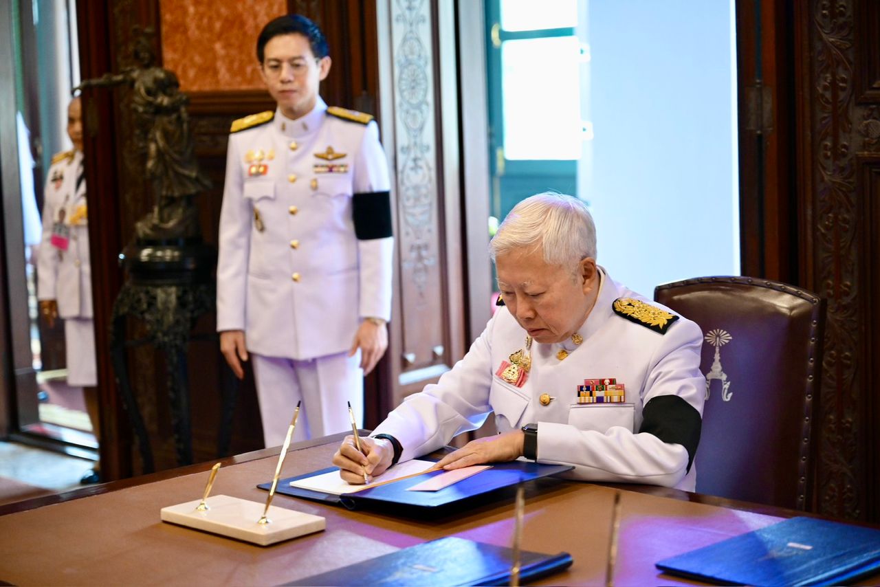 总理委托“博万萨克”签署新年祝贺国王和王后