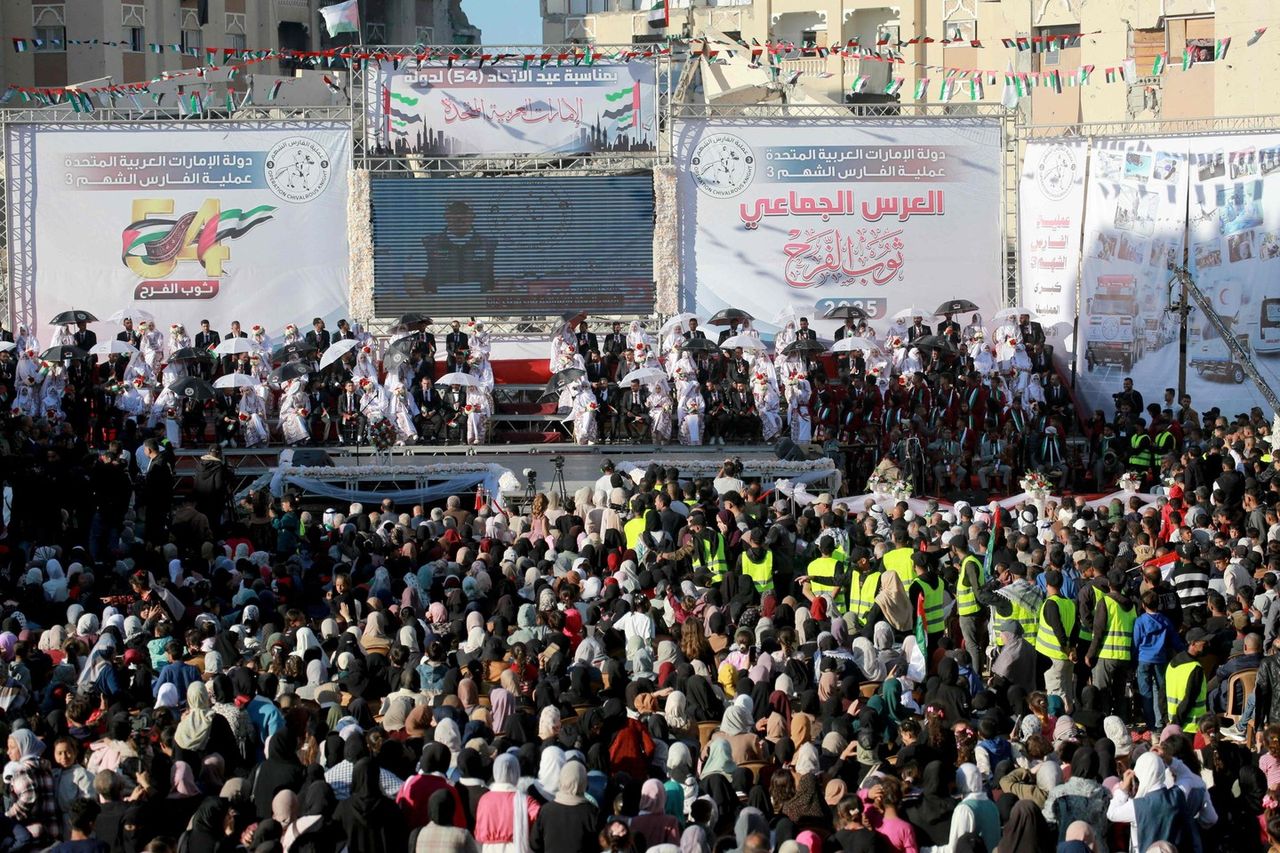 加沙在废墟中为54对情侣举办集体婚礼