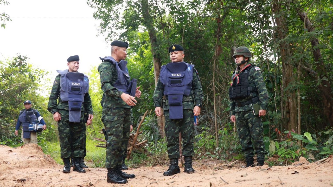第二军区司令检查TMAX地雷行动部队，加快恢复安全区域