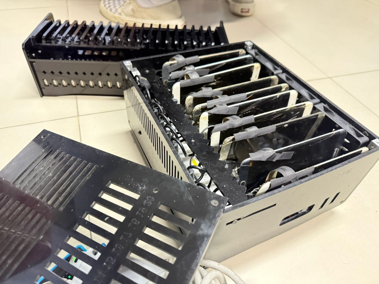 自称不知违法的中国老虎机业主被查,警方正调查其与诈骗团伙的关联