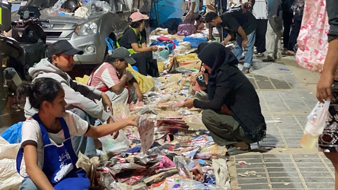 商贩忍痛低价出售商品,因合艾洪水损失惨重