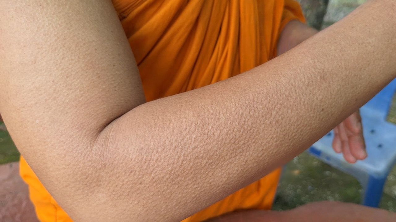 毛骨悚然 僧人站立为“父母子女”布施，但庙中孩子和村民却看不到任何人