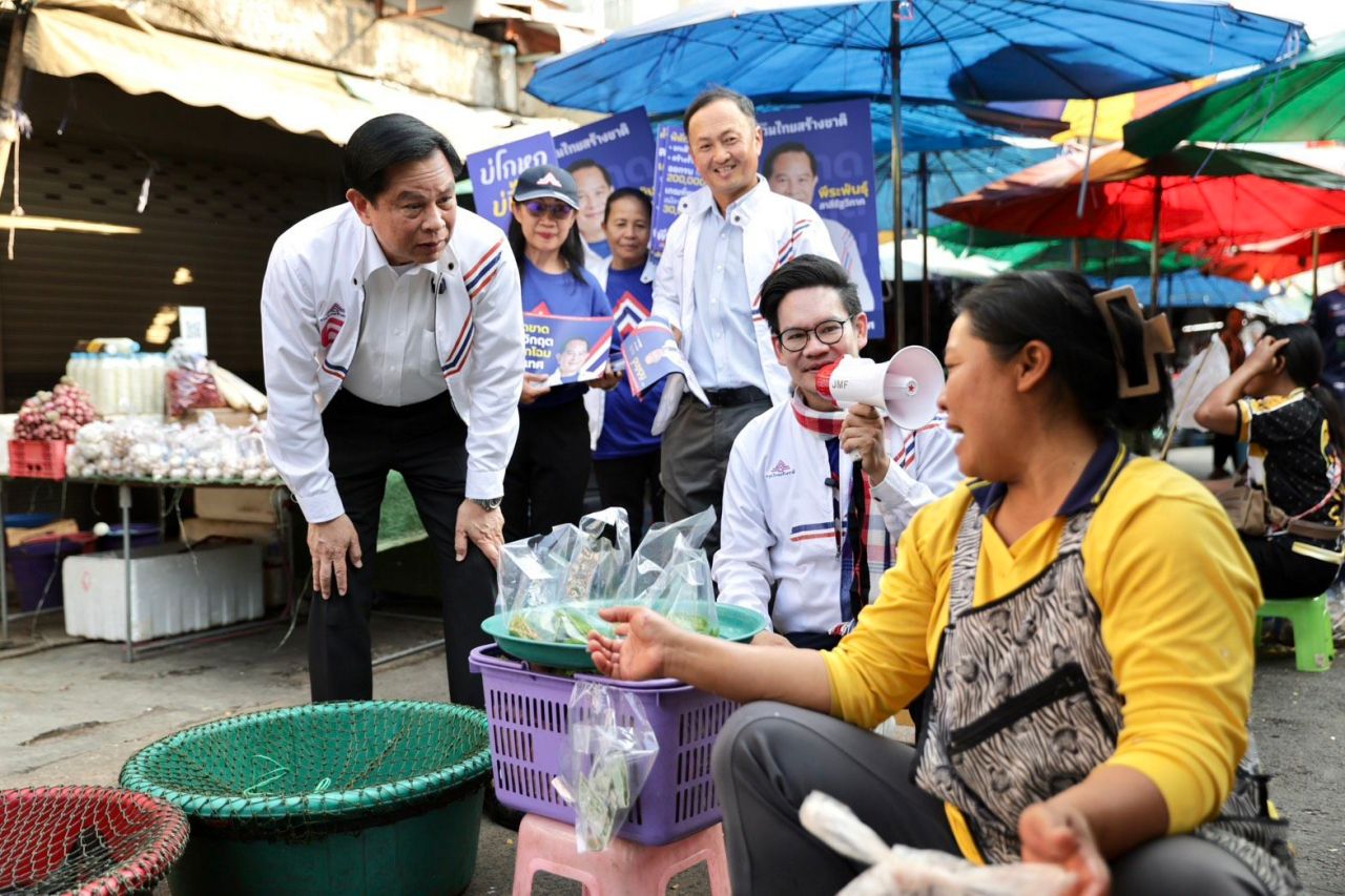 “皮拉潘”走访乌汶府-四色菊府，倡导联合泰国建国政策，强调永不背叛国家