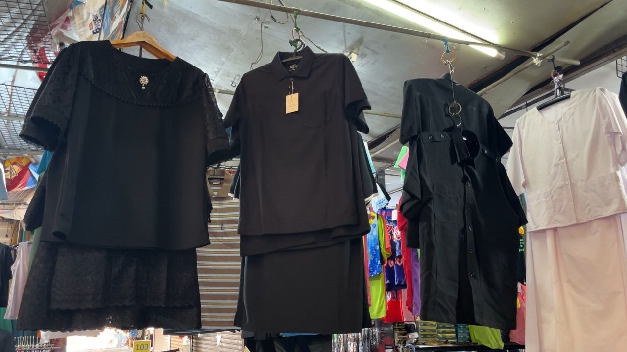 孔敬府店铺仍维持“黑色衣服”价格不变,尽管工厂已提高服装种类成本