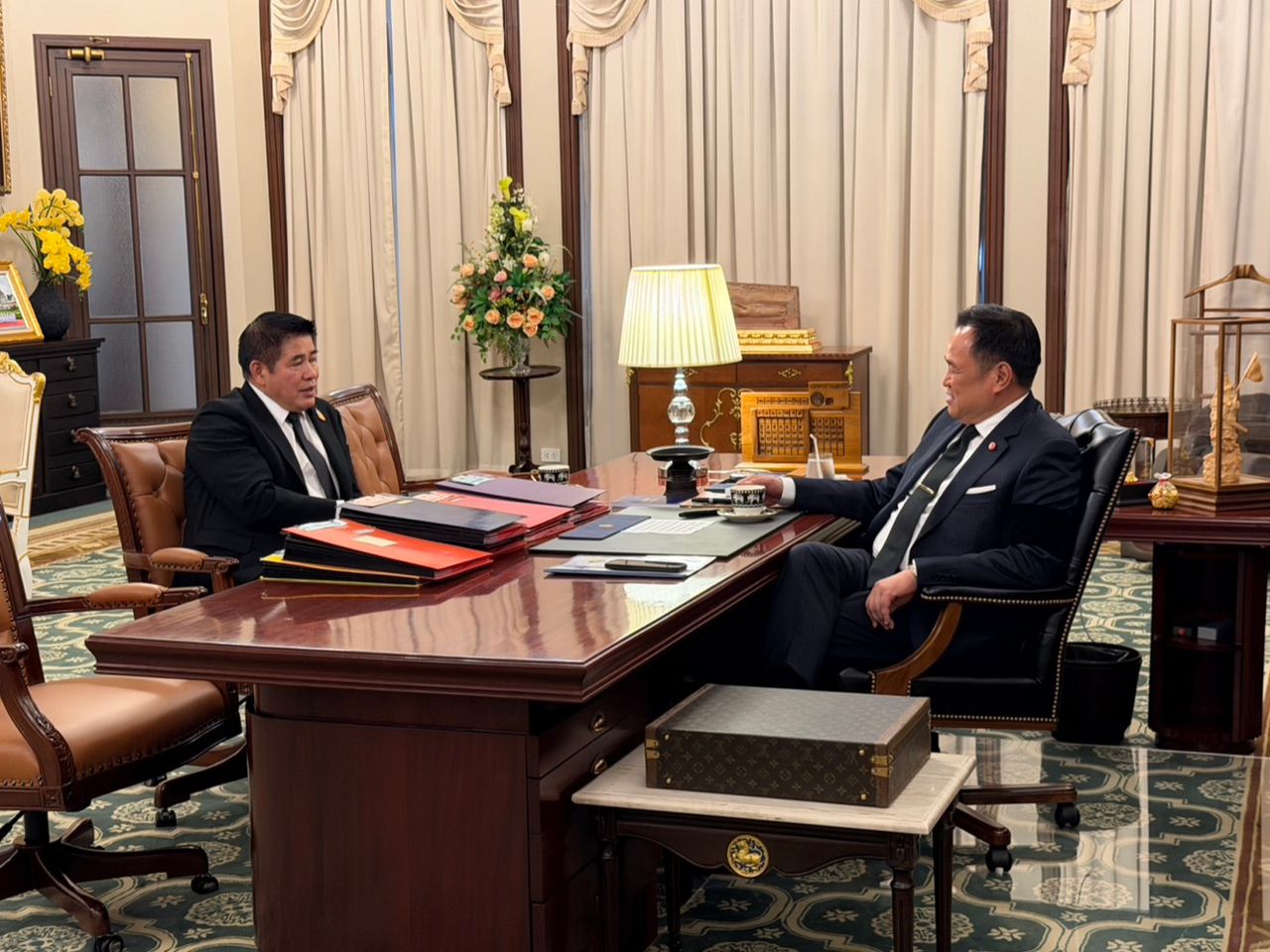 “阿努廷” 在泰国政府大楼内与 “塔纳国” 私下会面