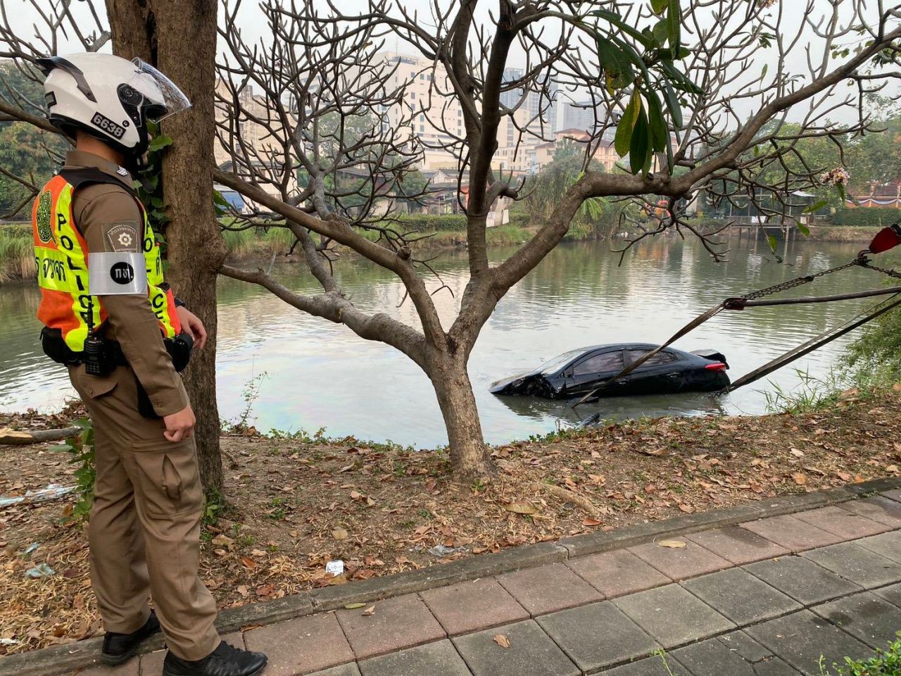 两名女子醉驾轿车从新年庆祝返程，撞上摩托车后坠入水池，大一学生不幸身亡，酒精含量210
