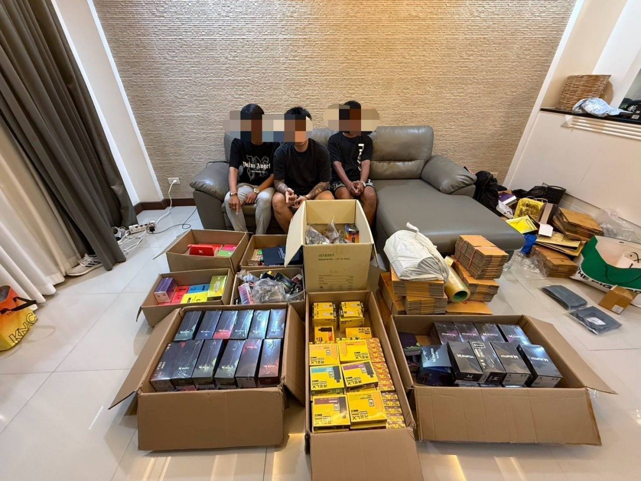 “拉差达警察局”突袭逮捕三名嫌犯，通过群聊销售电子烟，查获大量证物