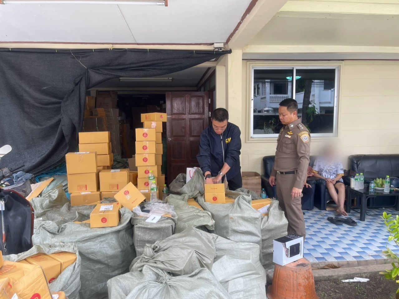 查获假冒品牌商品仓库，缴获超5万件，通过假冒知名商店的网页销售