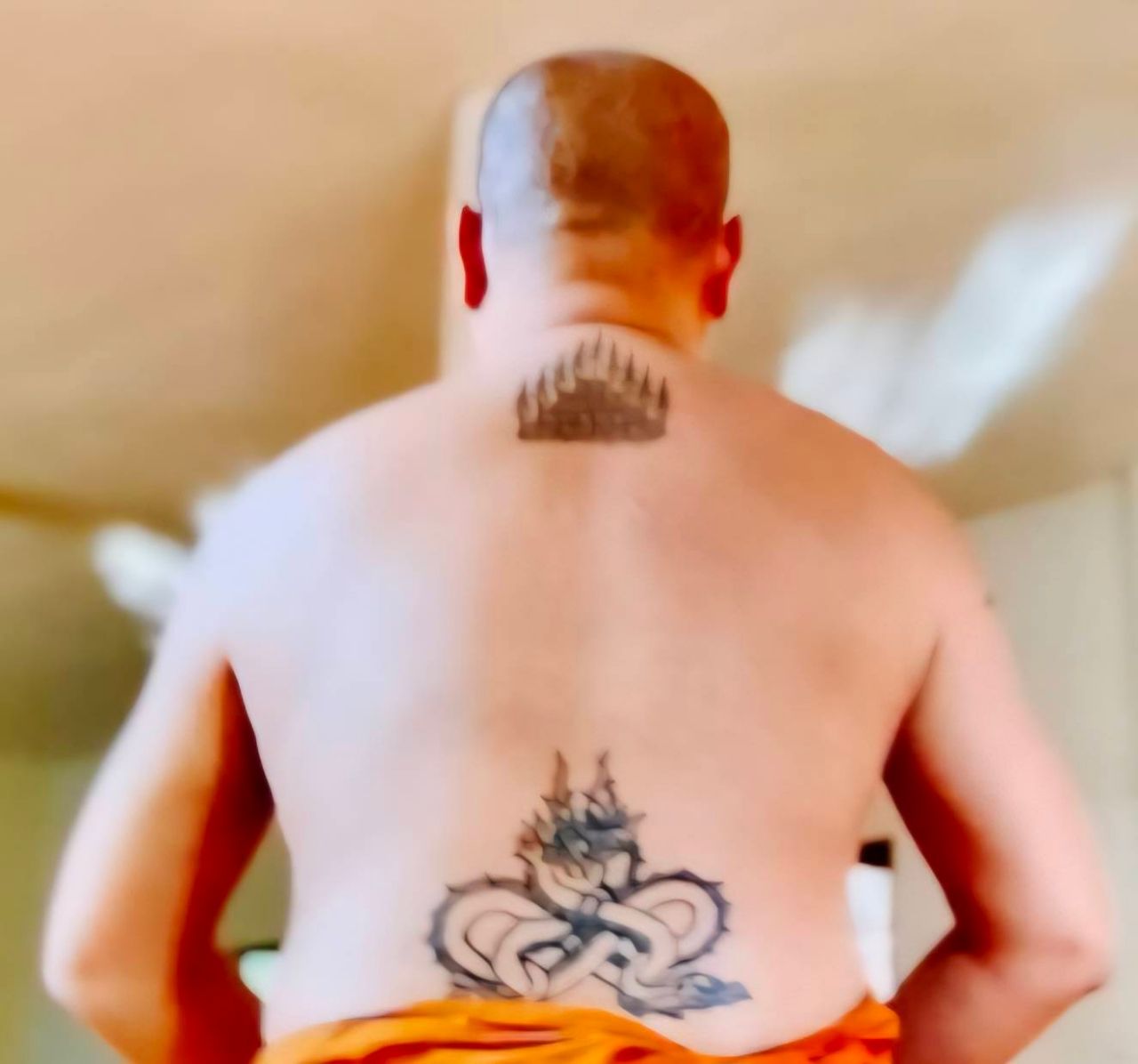 “隆普马哈诺伊” 承认确为本人照片，与裸露照片相符，但拍摄已久