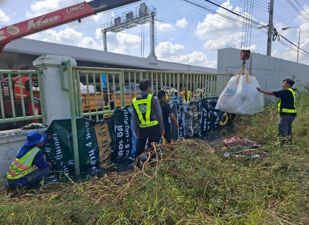 动员人员放置沙袋-安装抽水机 保护