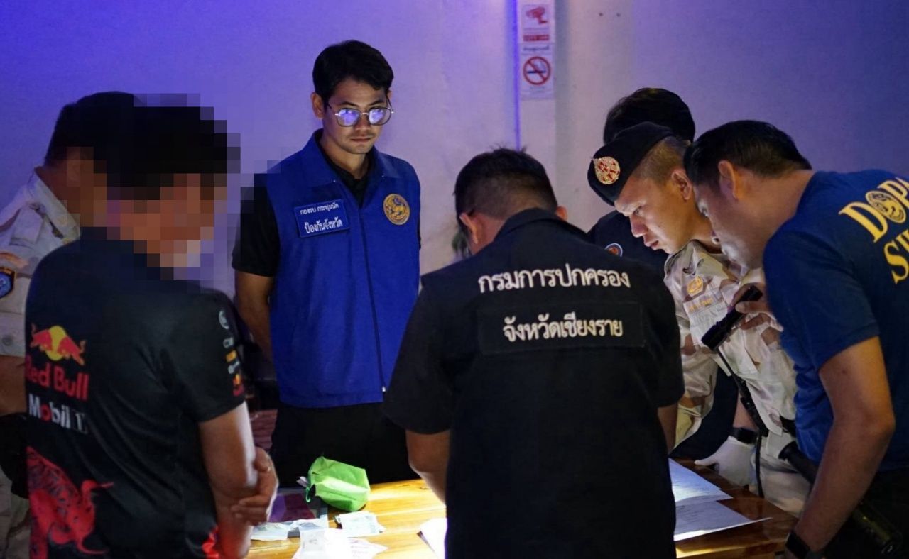 突袭非法卡拉OK店 在清莱府芭达县 提供15-17岁少女服务