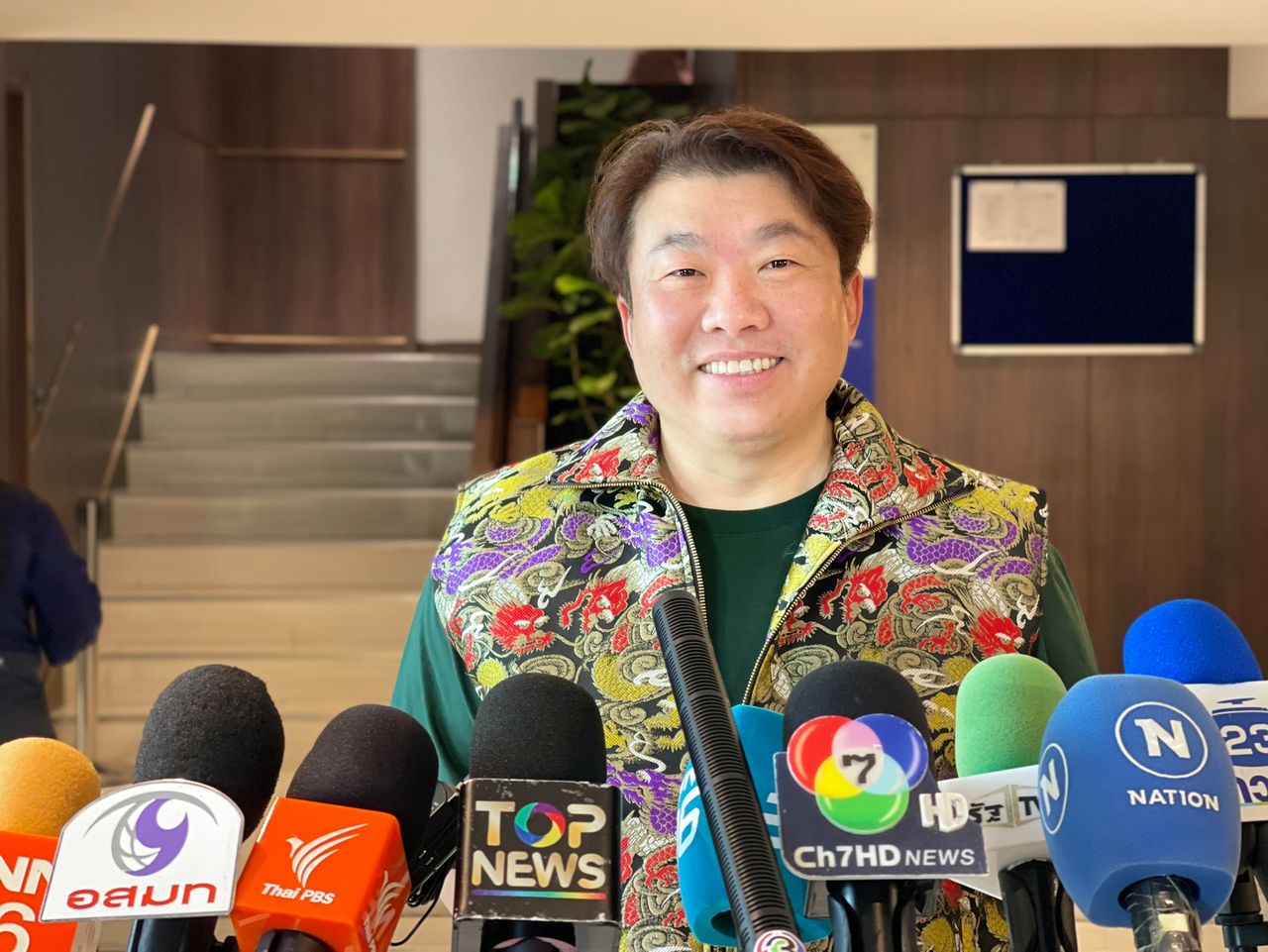 “萨克达” 参加泰自豪党会议 - “西里蓬” 挑战“普蒙塔姆”：有信心就解散国会吧