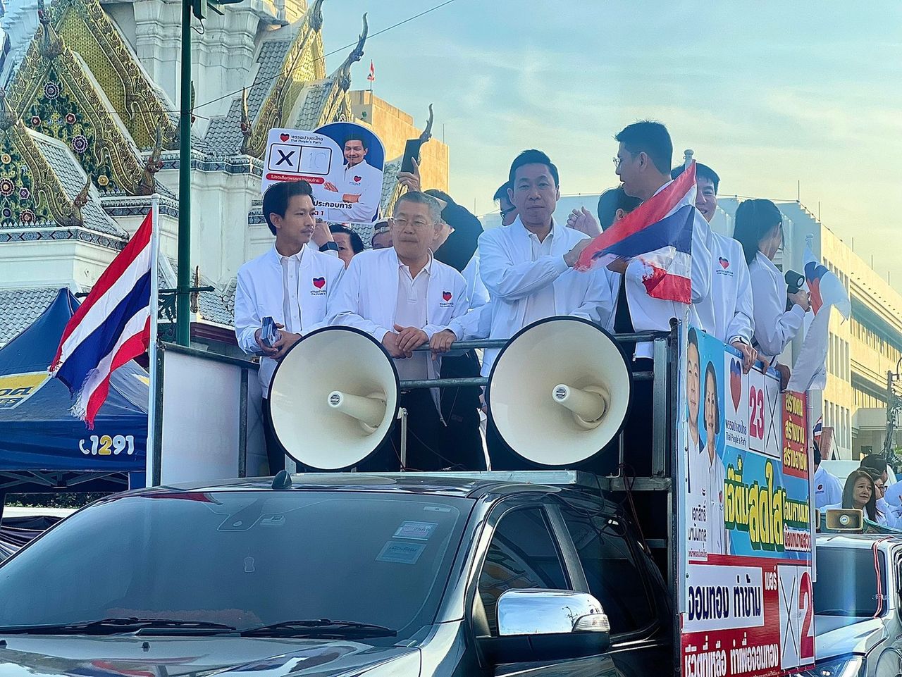 泰国人民党在曼谷主神祠祈福 备战新年选举