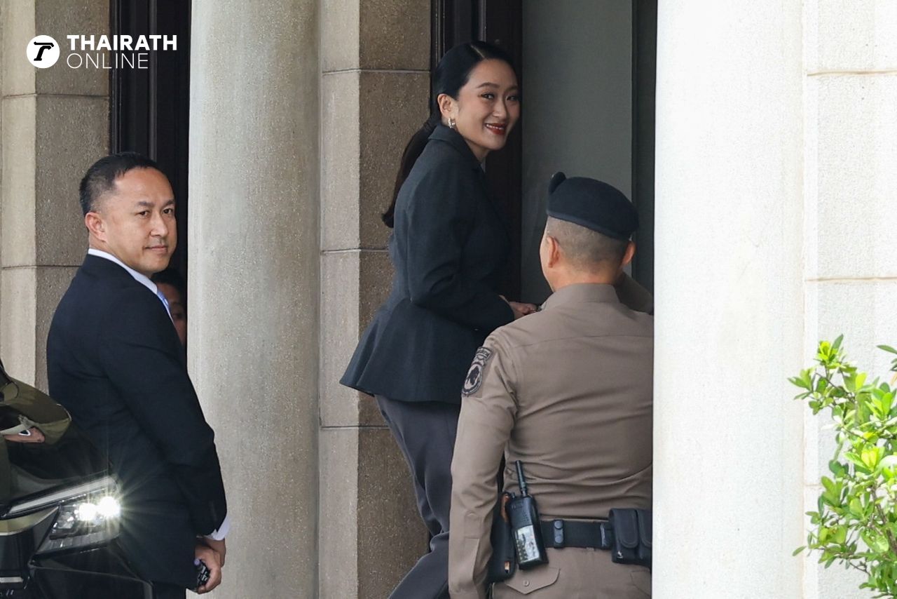 “佩通塔” 微笑着向媒体打招呼，进入政府大楼聆听宪法法院裁决结果
