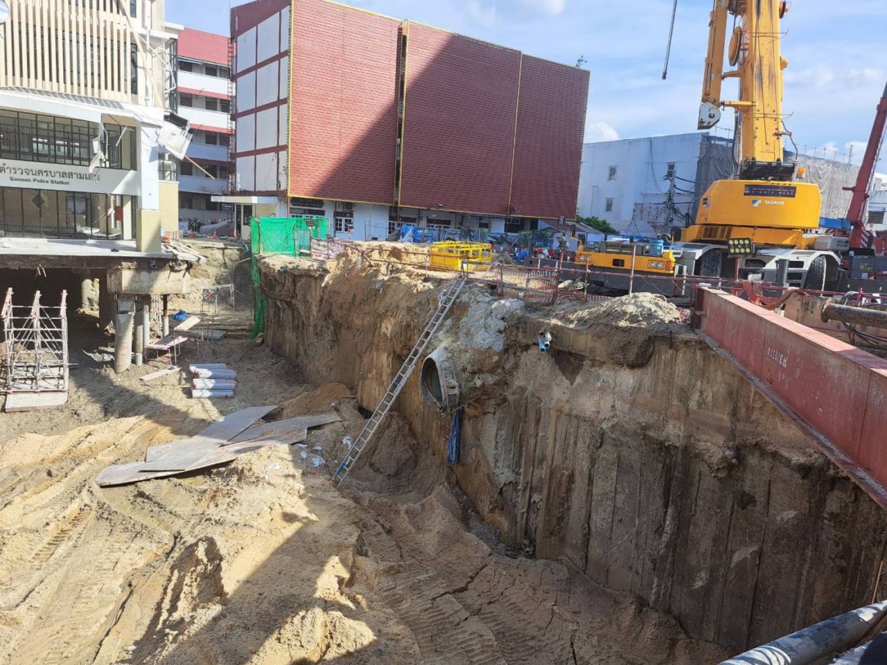 用沙子填补三森路的沉陷 增设短桩支撑三森警局建筑