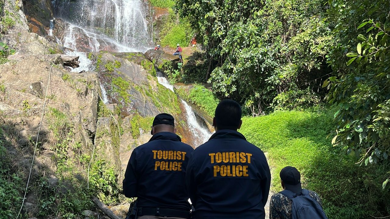 两名游客滑落岩石，跌落苏叻他尼瀑布，一男死亡，女友逃过一劫