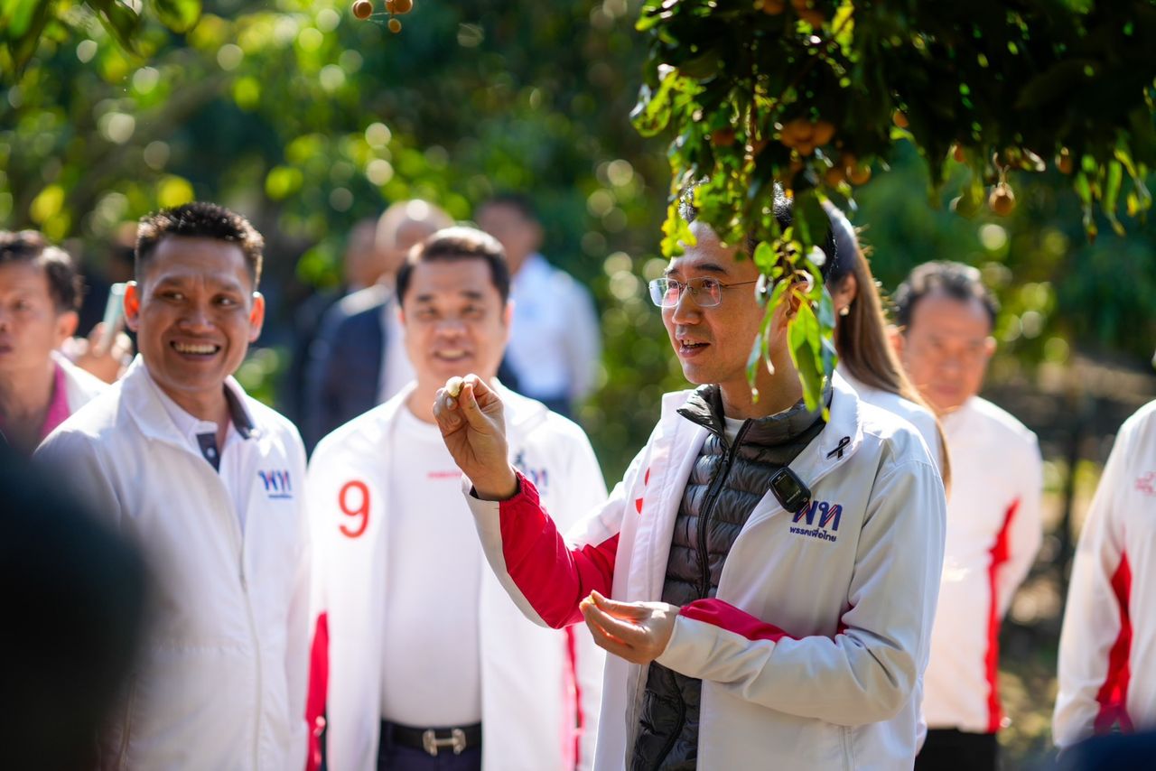 “亚沙农”带领为泰党竞选团到清迈莎拉披早市,居民热情迎接