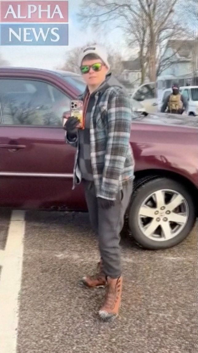 ICE官员公布明尼阿波利斯女子遭枪击案件新视频,强调为自卫行为