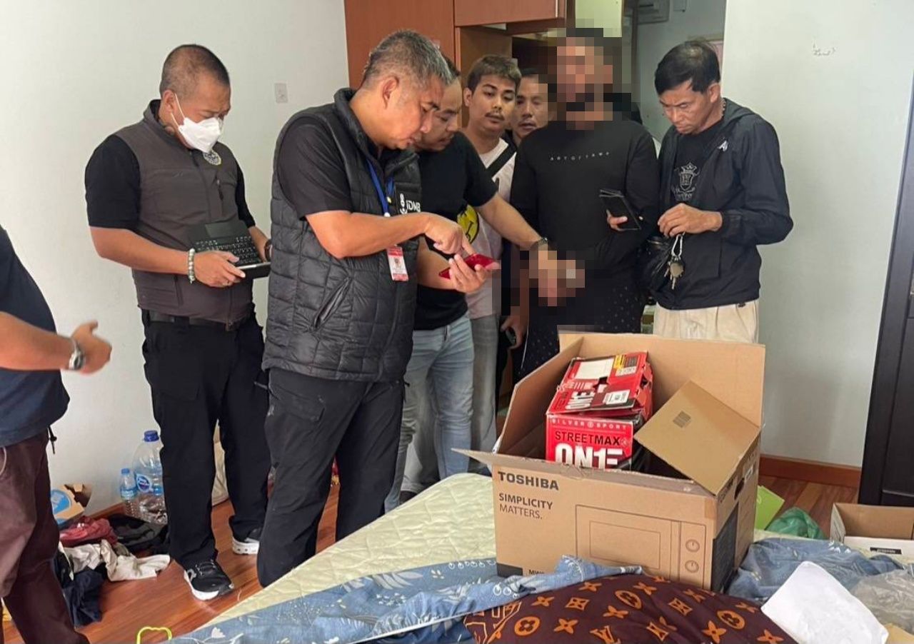 逮捕印度男子 持枪威胁兑换店 抢劫近十万现金 礼貌地感谢
