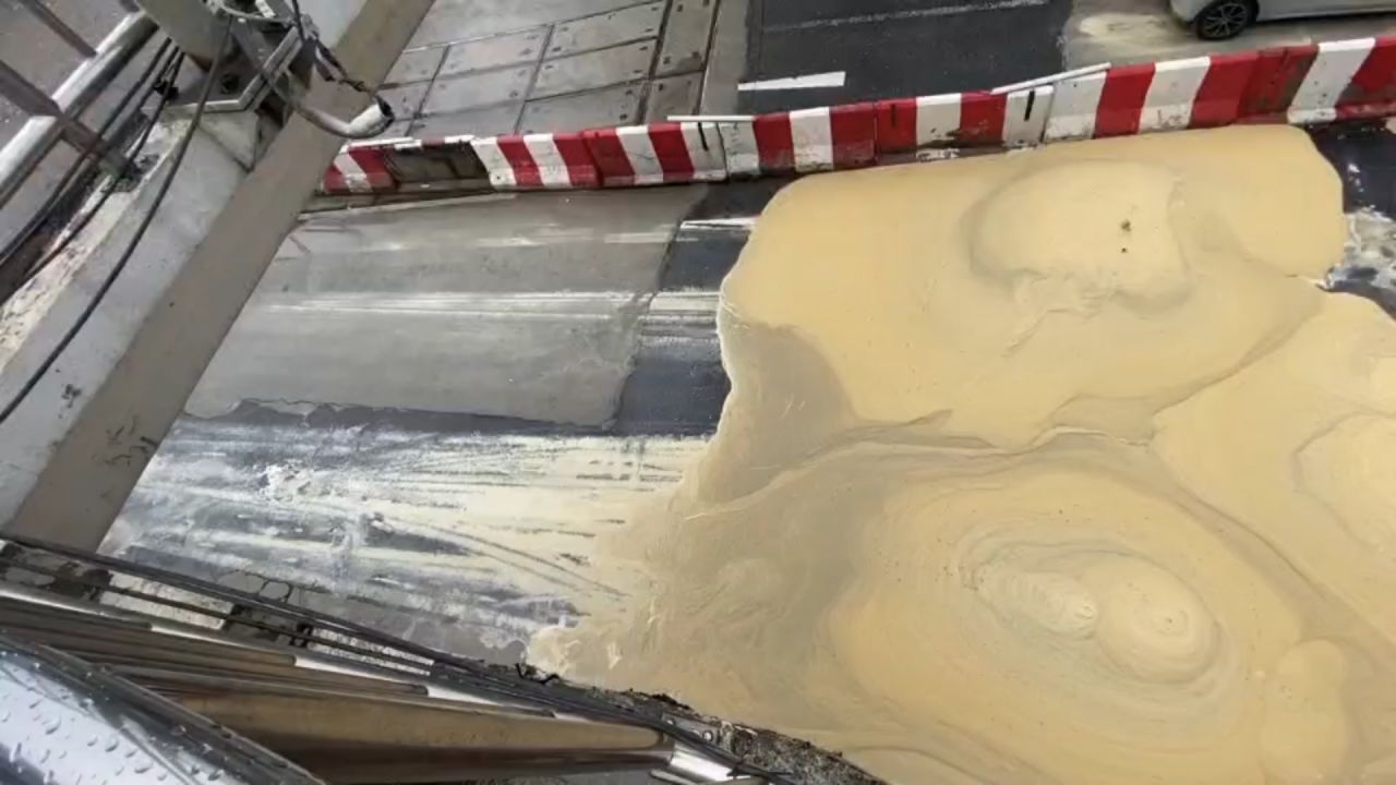 泥浆在召滑路下渗出，官员们紧急修复，防止道路下陷