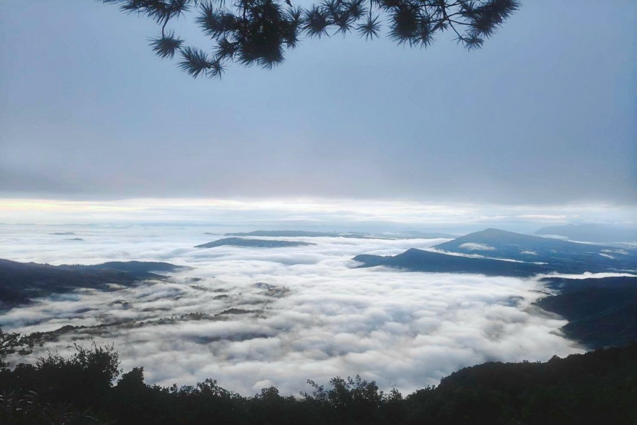 游客登上“普鲁厄峰”欣赏云海，感受16度的寒冷天气