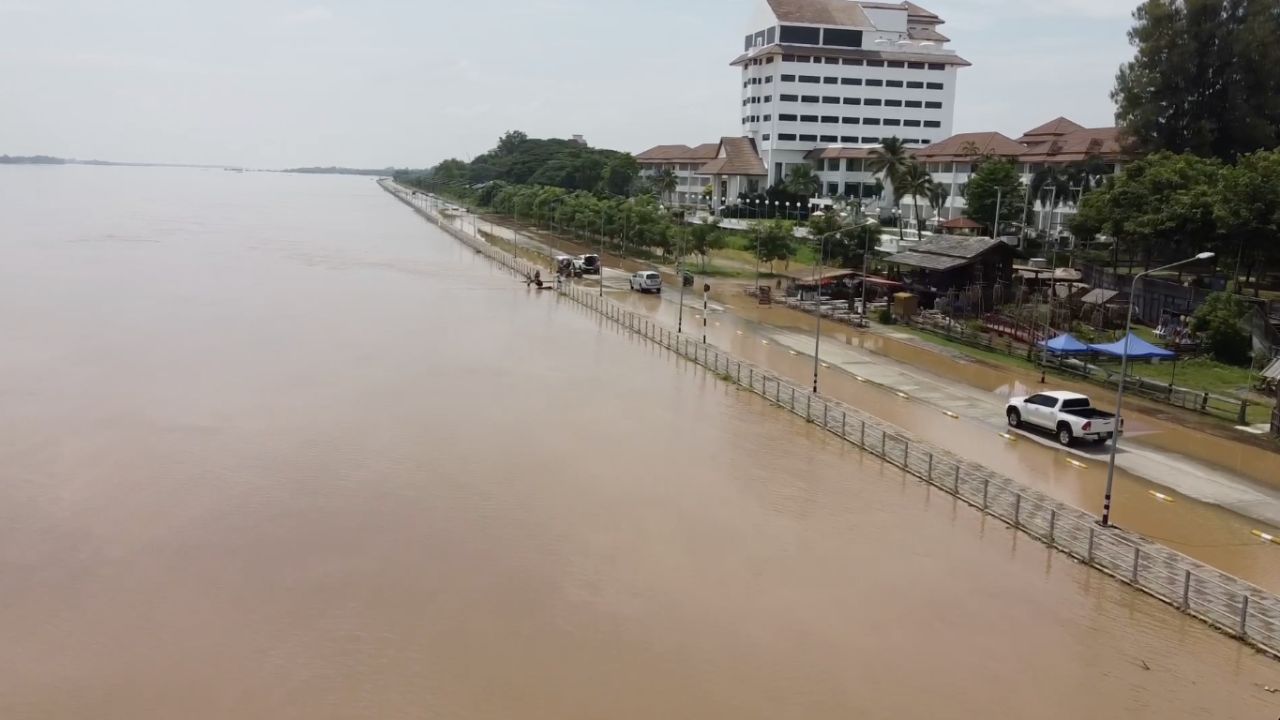 那空帕侬河岸的湄公河水位持续上升，影响4个区，淹没数百亩稻田