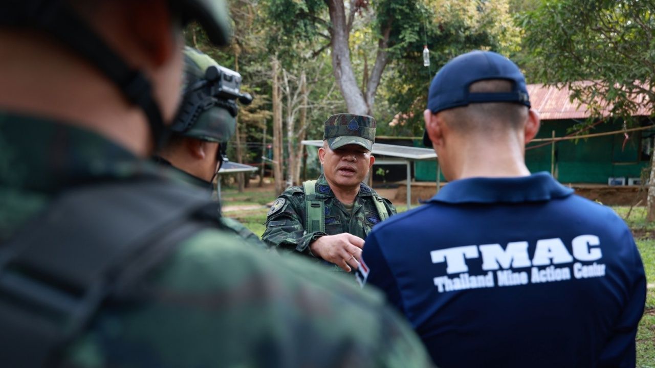第二区司令官访问素林府地区 监督地雷清理任务
