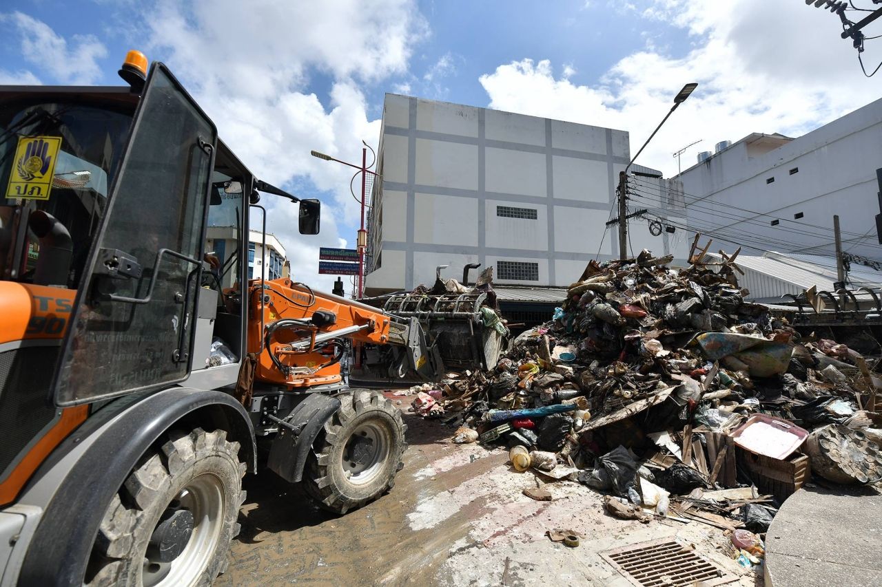 加速处理洪水后的垃圾,总理要求缓和宋卡府市长的争议