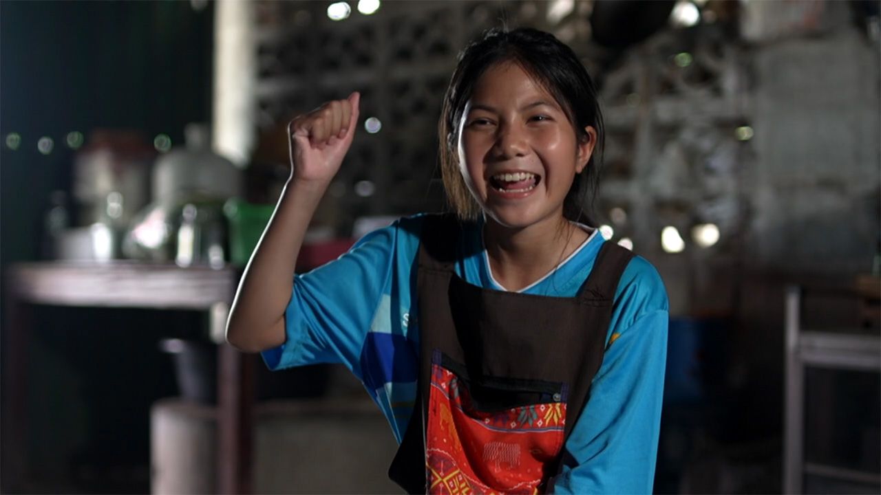 “小能”忍饥挨饿 骑车卖香肠 养活三口之家