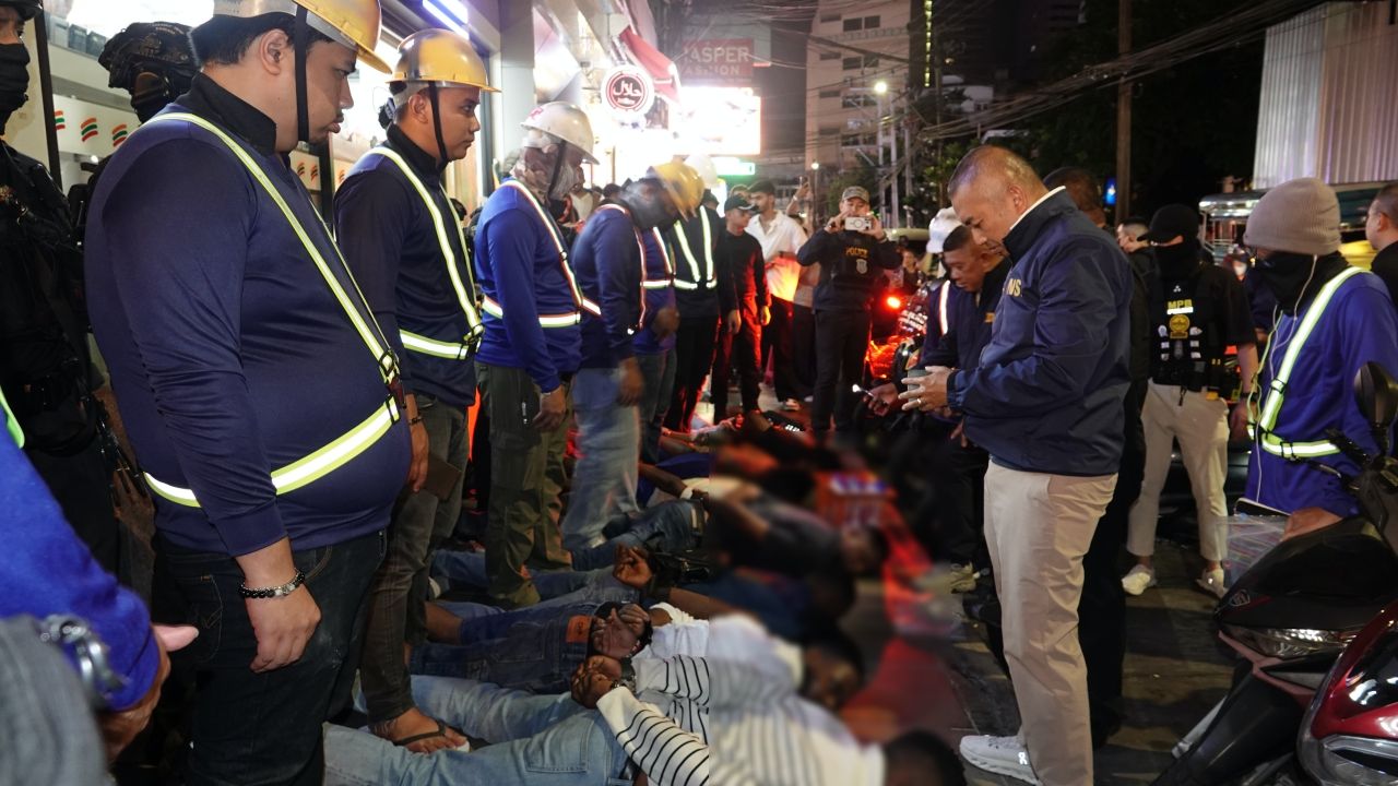 警方伪装成建筑工地工人,在娜娜-阿索克地区抓获尼日利亚“可卡因”贩卖团伙